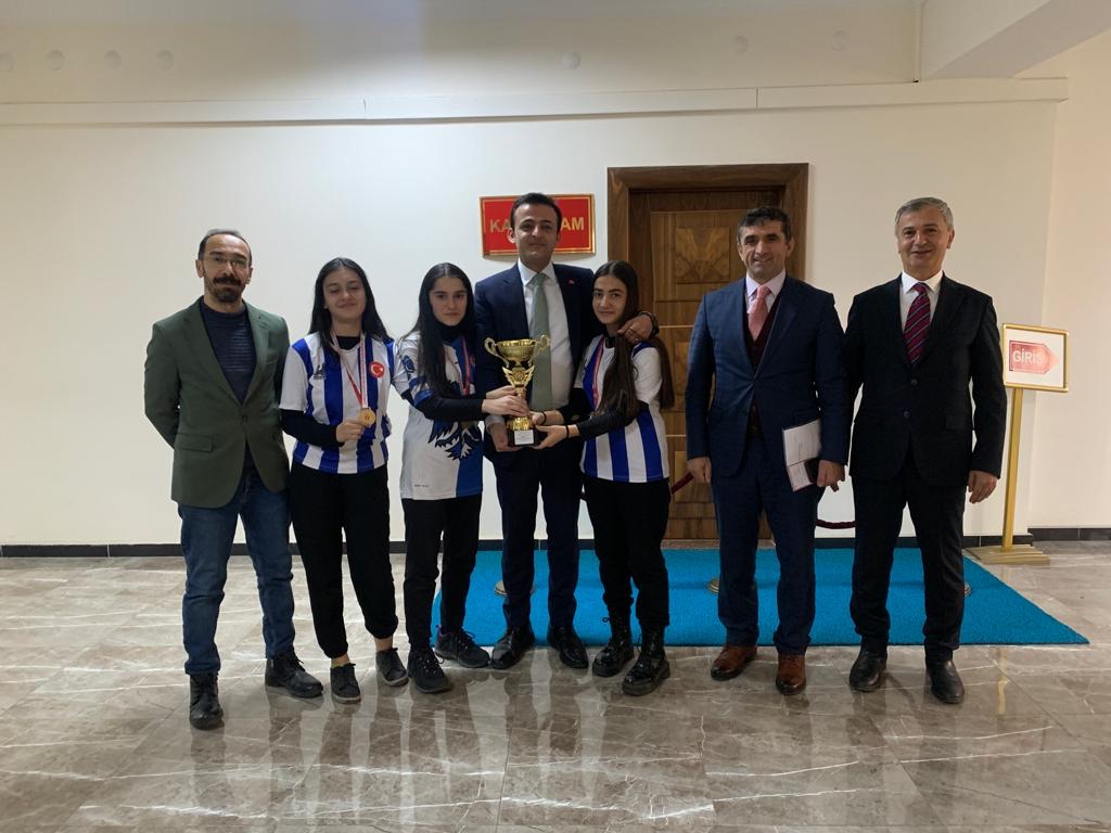 Kaymakamımız Masa Tenisi Yarışmasında İl Şampiyonu Olan Öğrencilerimizi Makamında Ağırladı